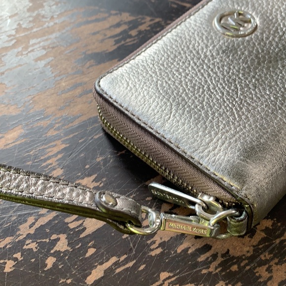 Michael Kors Wallet with removable wrist strap - Picture 2 of 10